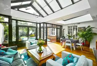villa-veranda-interieur-cosy-verriere